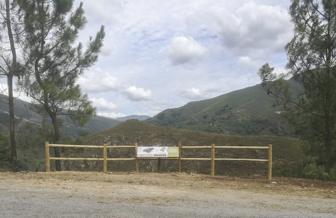 Vista do val dende o Miradoiro de Penas Rubias situado en Pacios da Serra