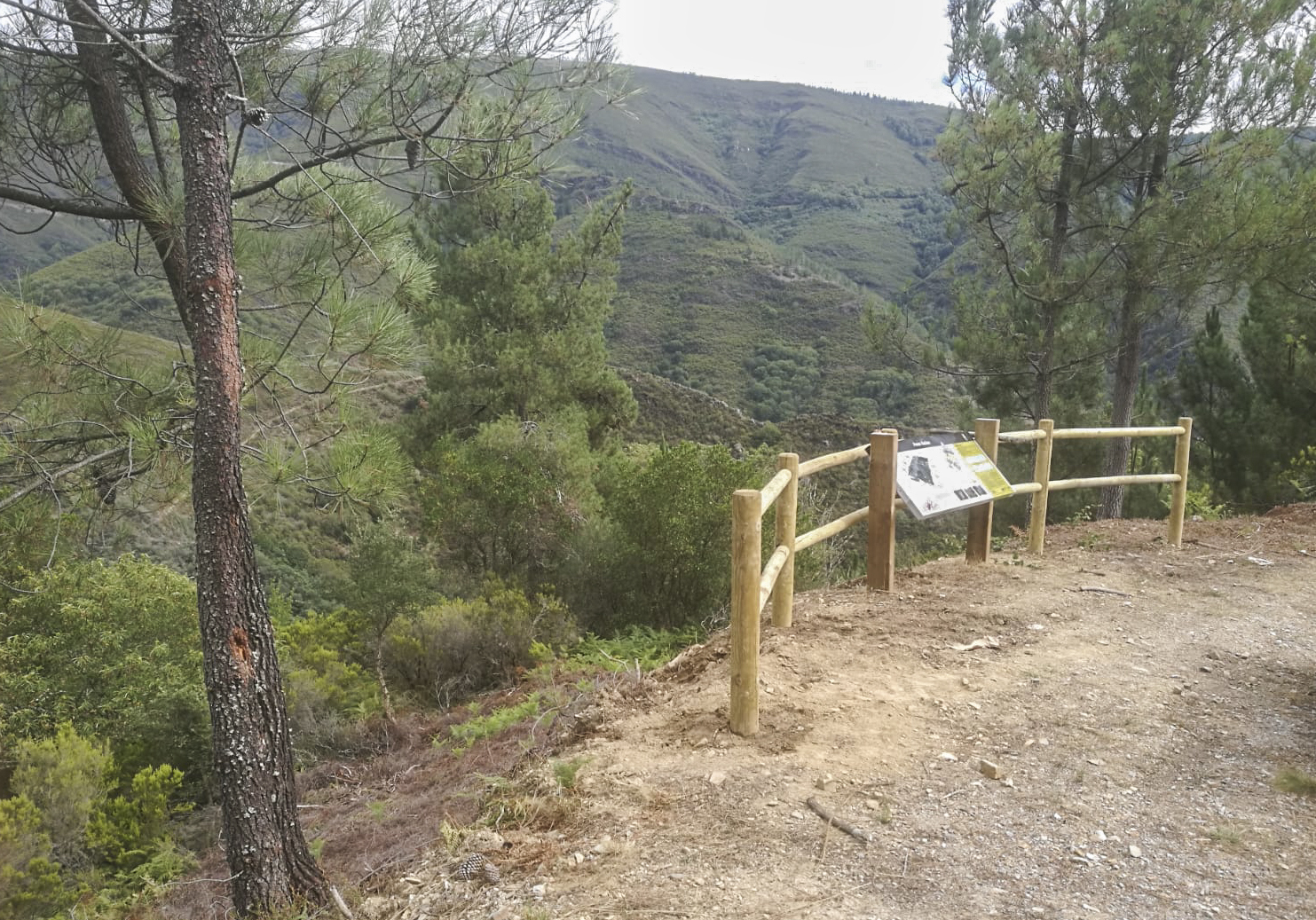 Vista do val dende o Miradoiro de Penas Rubias situado en Pacios da Serra